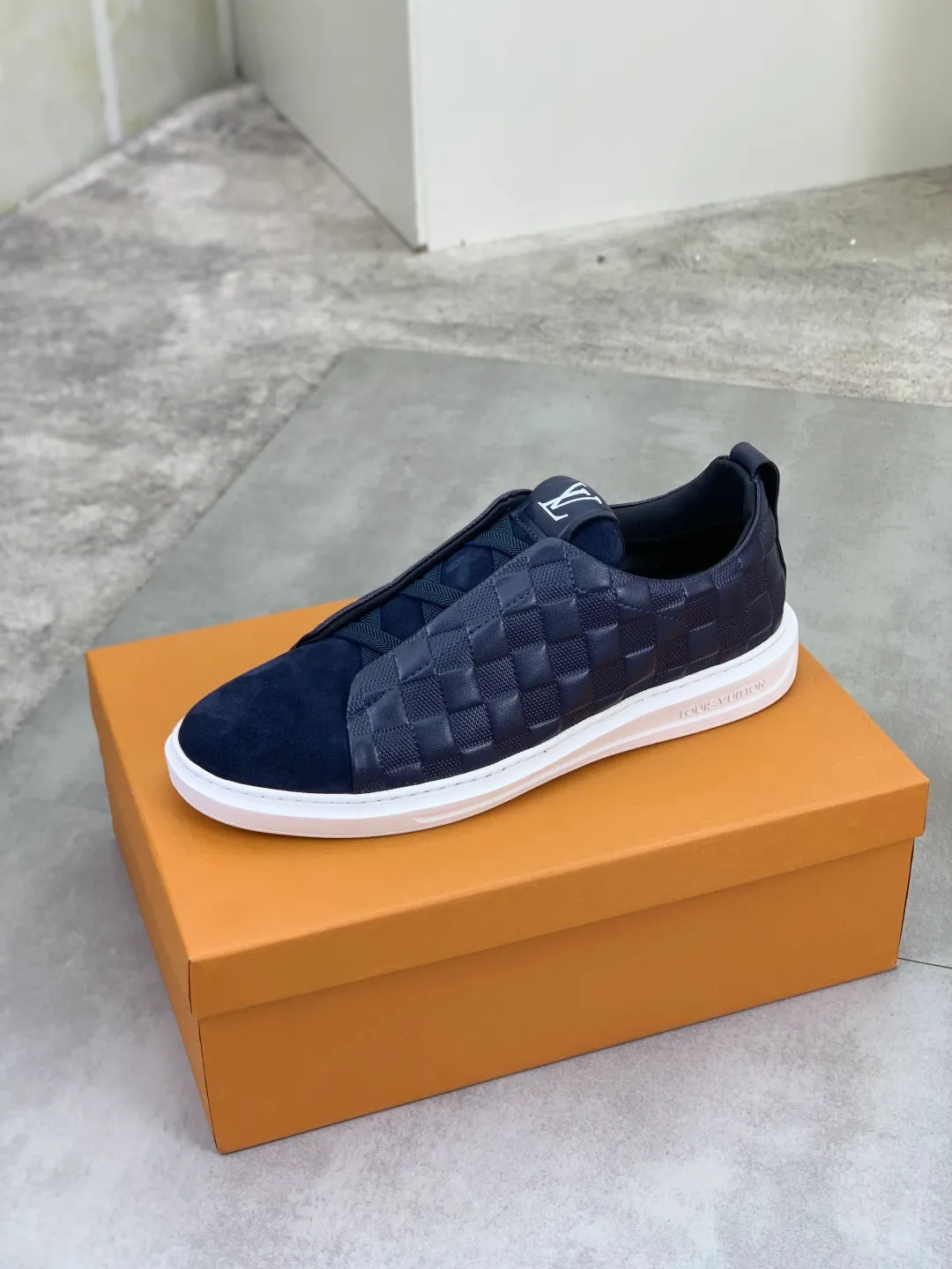 Men's men's shoes P440💰【Real price】Yangli🆘 💭💭New model launched【LOUlS VUlTTON】Louis Vuitton's new low-top men's shoes, high quality, support inspection! This style comes from Italy, very energetic and creative, giving people a comfortable and atmospheric visual impact❗Synchronization, the upper is made of silk calfskin with the original LV, imported soft sheepskin lining🐑Purely hand-stitched; LV original rubber outsole 4️⃣colors available Code number: 38~44